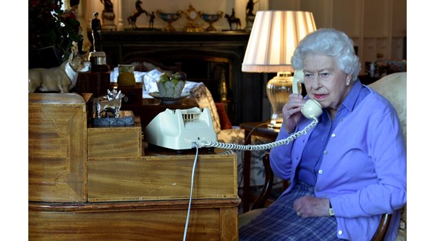 Кралица Елизабет Втора говори по телефона с Борис Джонсън.