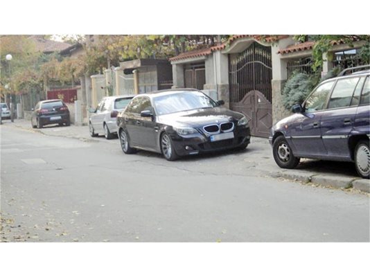 Беемвето на Методи Митовски е паркирано пред къщата му в Благоевград. 
СНИМКИ: АВТОРЪТ