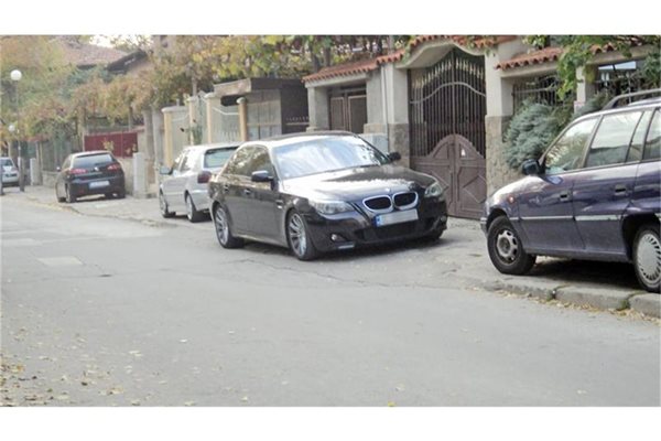 Беемвето на Методи Митовски е паркирано пред къщата му в Благоевград. 
СНИМКИ: АВТОРЪТ