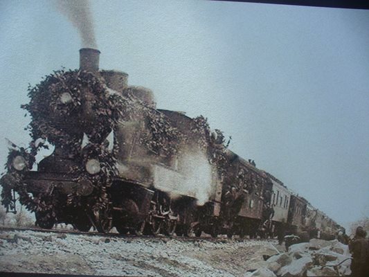 Първият влак на гара Казанлък пристигнал  от Тулово на 20 ноември 1921 година, целият отрупан с цветя.