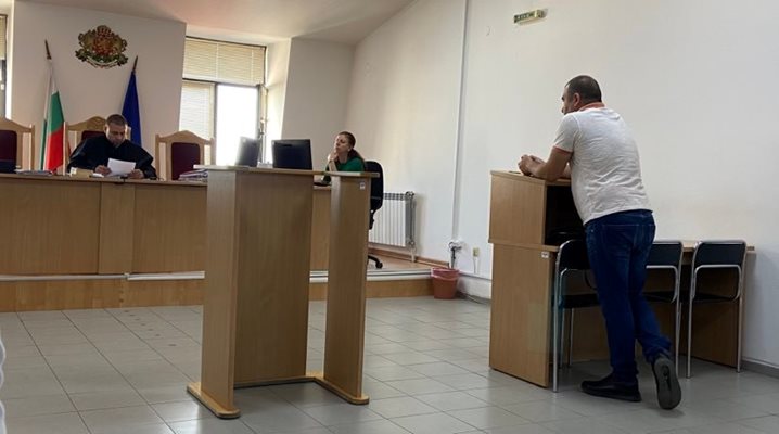 Адвокат Янчев се яви в съдебната зала без обвиняемия Найден Дарпатов.