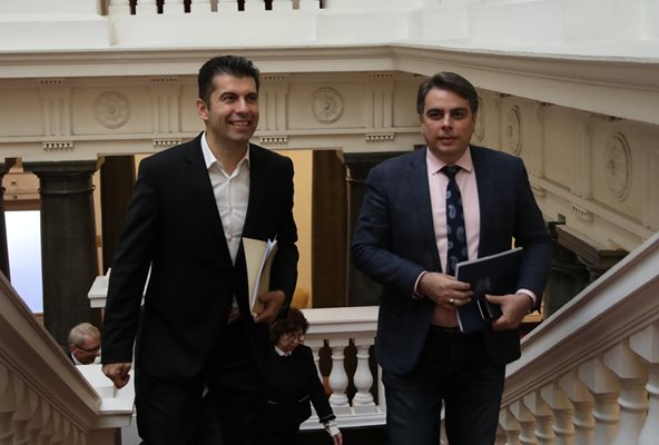 Лидерите на ПП Кирил Петков и Асен Василев