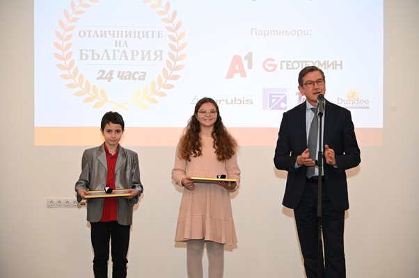 Доминик Хамерс, изпълнителен директор на “Геотехмин”, награди Марин Ботев и Йоана Младенова.