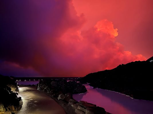 Изригналият вулкан в Исландия
Снимка: Ройтерс