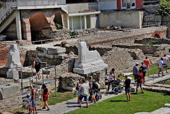 Северна част на Римския форум на Филипопол привлича много туристи дори и в жегата.