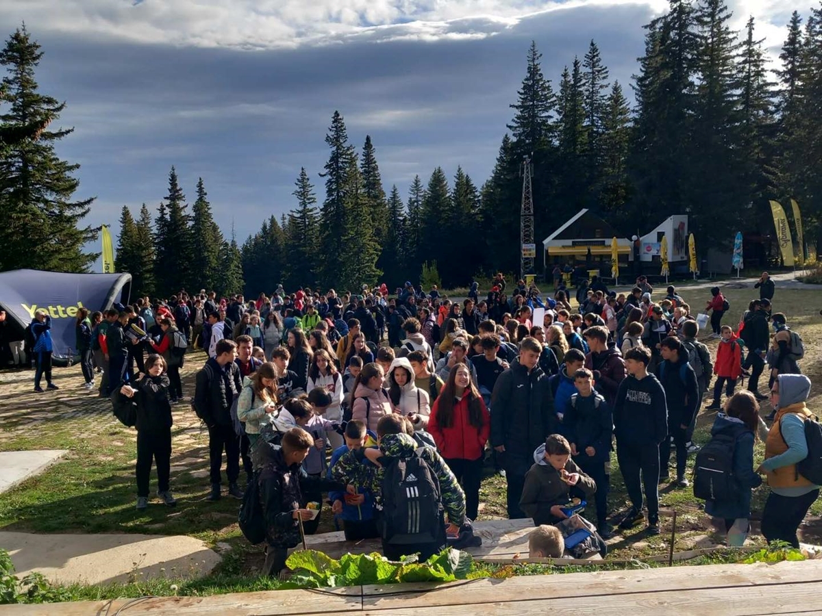 600 ученици изкачиха Черни връх в мащабен ученически поход в София