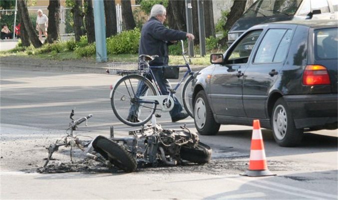 Моторист се заби в лек автомобил, горя като факла, но остана жив