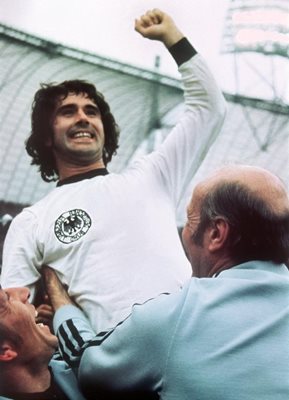 Герд Мюлер е понесен на ръце от треньора Хелмут Шьон и останатиле в бундестима след победния финал срещу Холандия на световното през 1974 г.