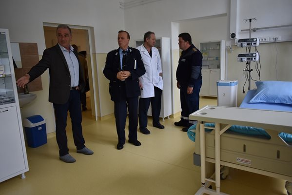Кметът на Асеновград д-р Христо Грудев разгледа новото отделение за вируса в местната болница