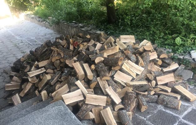 Тон дърва за огрев в Кърджали вече се продава за 360 лева.