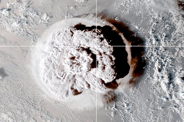 Изригването на подводен вулкан край Тонга, което предизвика предупреждение за цунами за няколко островни държави в южната част на Тихия океан, се вижда на изображение от сателит, направено в 05:00 GMT на 15 януари 2022 г.
Снимка: Ройтерс
