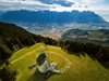 Огромна рисунка на тревата в Алпите се вижда само от въздуха (Снимки)