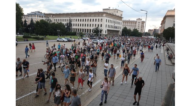 Протестът отново се превърна в шествие из центъра на София СНИМКИ: Николай Литов
