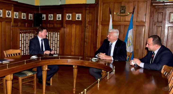 Кметът Здравко Димитров разговаря в общината с британския посланик