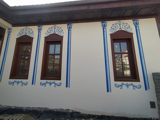 Фасадата е в бяло със сини орнаменти в духа на възрожденската живопис. Снимки: Авторът
