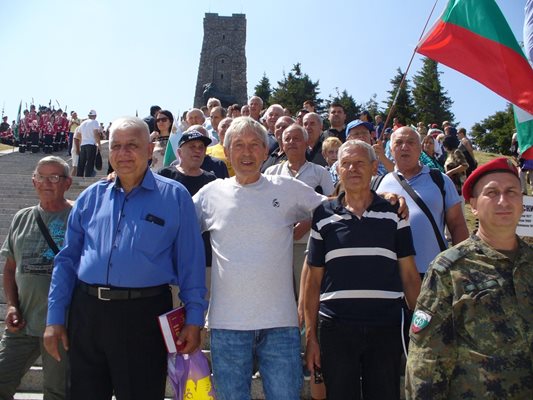 Бивши офицери, получили първите си офицерски пагони на Шипка, си дадоха днес вълнуваща среща на върха.
Снимка: Ваньо Стоилов