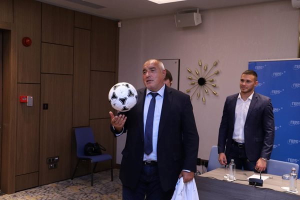 Бойко Борисов получи футболна топката с надпис “Капитан на отбора” от младите в листите на ГЕРБ. 
СНИМКА: ГЕОРГИ КЮРПАНОВ