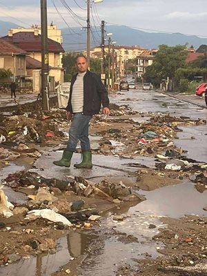 Доброволци се включват в разчистването.