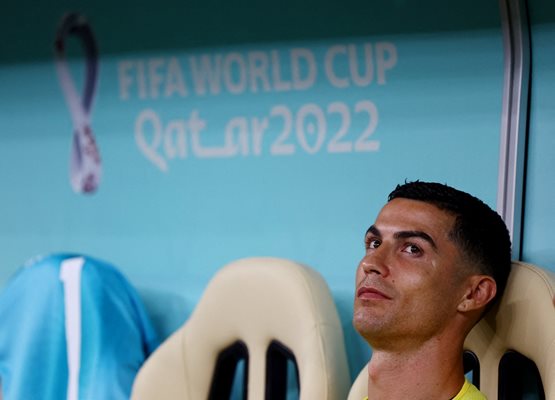 Кристиано Роналдо гледа красноречиво от резервната скамейка.