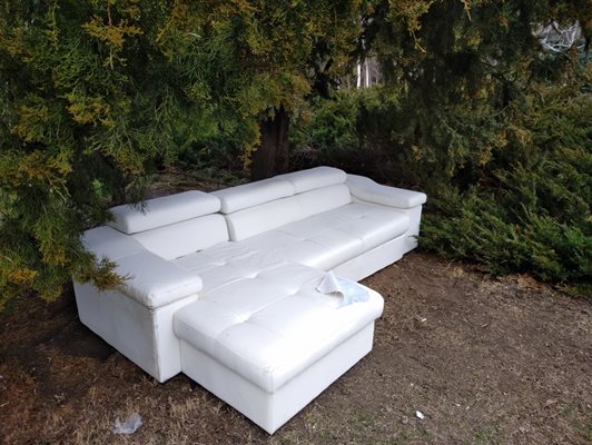 Собственикът на белия диван има време до понеделник,  за да го върне обратно или да го постави някъде другаде.
