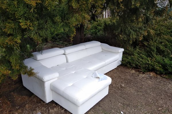 Собственикът на белия диван има време до понеделник,  за да го върне обратно или да го постави някъде другаде.