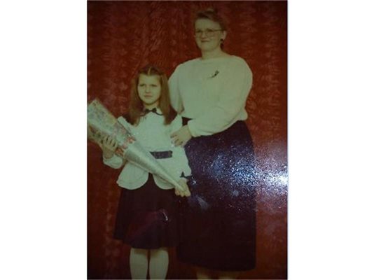 Едита и майка й Ванда на първия учебен ден в първи клас. 
СНИМКИ: ЛИЧЕН АРХИВ