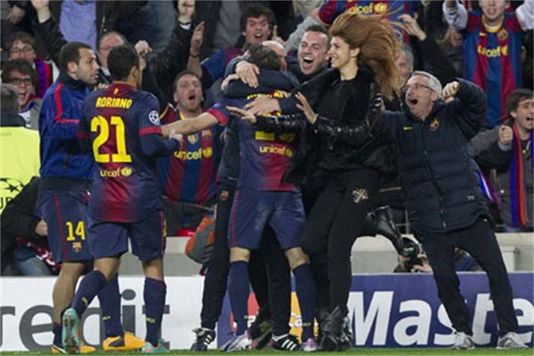 Силвия се хвърля да прегръща звездите на "Барселона" след 4-ия гол срещу "Милан". пред 95 000 зрители на "Ноу Камп".