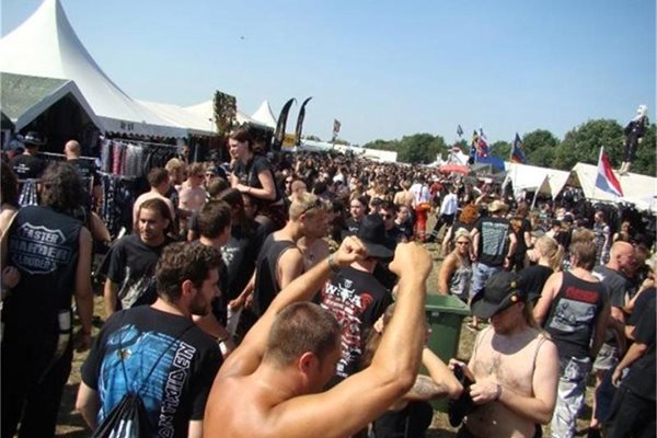 Феновете на твърдия саунд на най-големия рок фестивал в Германия Wacken Open Air. Има и силна агитка от България.
СНИМКИ: РЕНЕТА ПОПОВА И АРХИВ