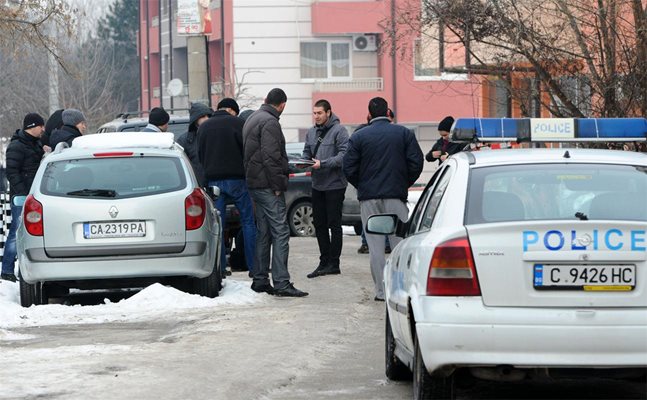 Криминалисти направиха два огледа на мястото на убийството на сем. Дамянови, които бяха застреляни пред дома им в столичния кв. "Витоша" през януари.