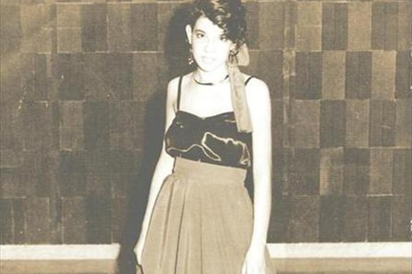 Манекенката Зорница Манова, която в началото на демокрацията красеше кориците на българските списания, на абитуриентския си бал през 1991 г.
СНИМКА: ЛИЧЕН АРХИВ