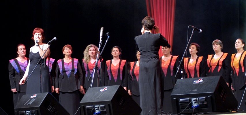 “Мистерията на българските гласове” пее с Йълдъз Ибрахимова през 2005 г.