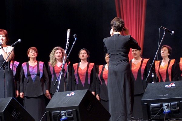 “Мистерията на българските гласове” пее с Йълдъз Ибрахимова през 2005 г.