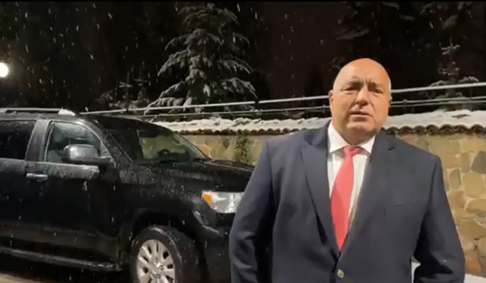 Борисов застана до два символа на кампанията - джипката и оградата, която го дели от Румен Радев, за да направи неделното си изявление във фейсбук.