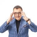 Професор Любомир Стойков обяснява, че очилата трябва да са съобразени с професията на човек.

СНИМКА: ДИЛЯН МАРКОВ