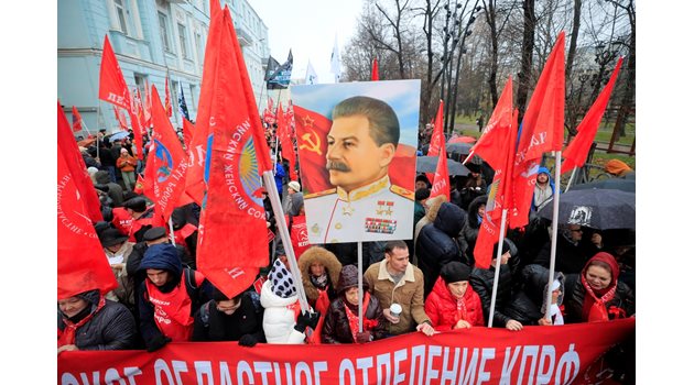 Демонстранти държат портрет на Сталин по време на честванията на годишнина на Октомврийската революция в Русия.

СНИМКА: РОЙТЕРС