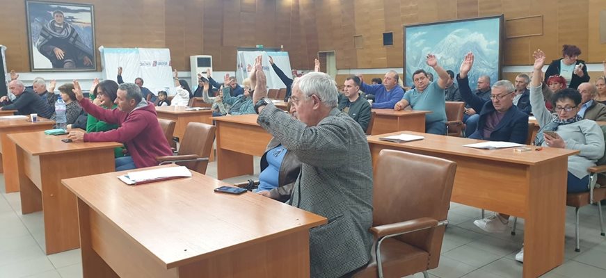 Съветниците от Карлово избраха Общинския съвет за разпределяне на помощите за пострадалите жители на наводнените карловски села.