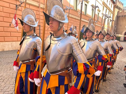 Швейцарски гвардейци маршируват в двора на казармата си
СНИМКА Виолина Христова