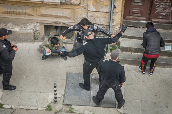 Полицаи проверяват бежанци в района на Лъвов мост.