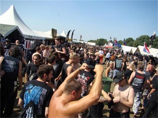 Феновете на твърдия саунд на най-големия рок фестивал в Германия Wacken Open Air. Има и силна агитка от България.
СНИМКИ: РЕНЕТА ПОПОВА И АРХИВ