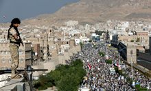 Охранител стои на пост след серия от терористични нападения на "Ал-Кайда" в Йемен