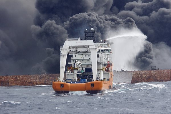 Танкерът "Санчи", превозващ 136 000 тона кондензирани въглеводороди, се запали на 6 януари след сблъсък с китайски товарен кораб. Снимка РОЙТЕРС