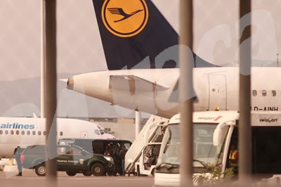 Самолетът със Северин Надеждов кацна на летището в София СНИМКИ: Румяна Тонева