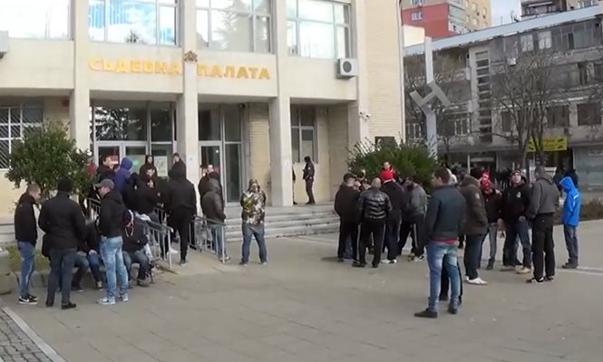 Десетки фенове на "червените" протестират пред съда за освобождаване на ултрасите