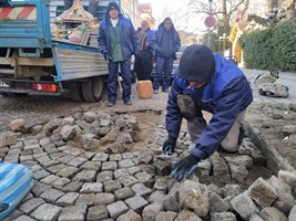 Работник от Първомайско реди павета на ул. "Дондуков-Корсаков" в Пловдив, зад него е Сабахатин Мюмюн. Снимки: Авторът