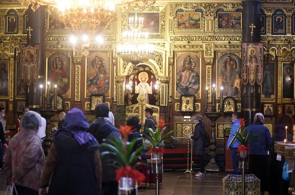 В църквата “Св. Неделя” в София миряните са се подредили за причастие от обща лъжичка.