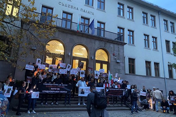 Хората се събраха и пред съдебната палата в Пазарджик СНИМКА: Диана Варникова