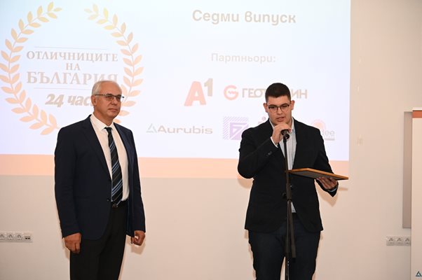 Никола Рангелов, председател на УС на Българската асоциация на металургичната индустрия, награди Кирил Тодоров.