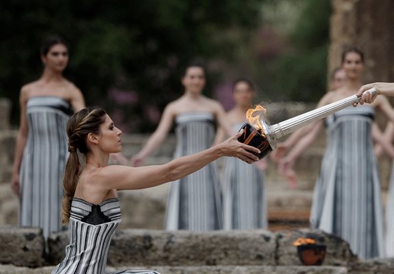 Олимпийският огън за Игрите в Париж беше запален в античния град Олимпия в Гърция Снимка: Ройтерс