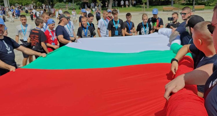 Les participants à la procession familiale ont hissé l'immense drapeau bulgare.