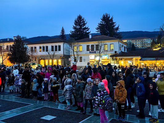 Площадът в Елена се изпълни с деца, очакващи магията на Коледа